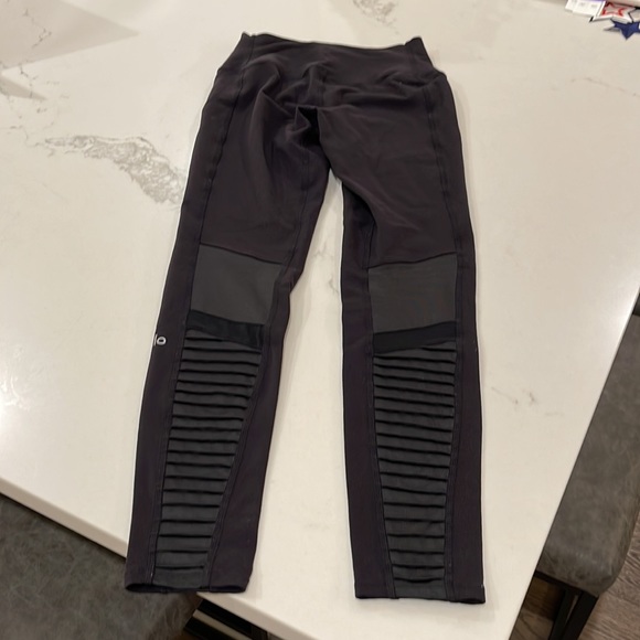 ALO MOTO LEGGINGS - Picture 5 of 6
